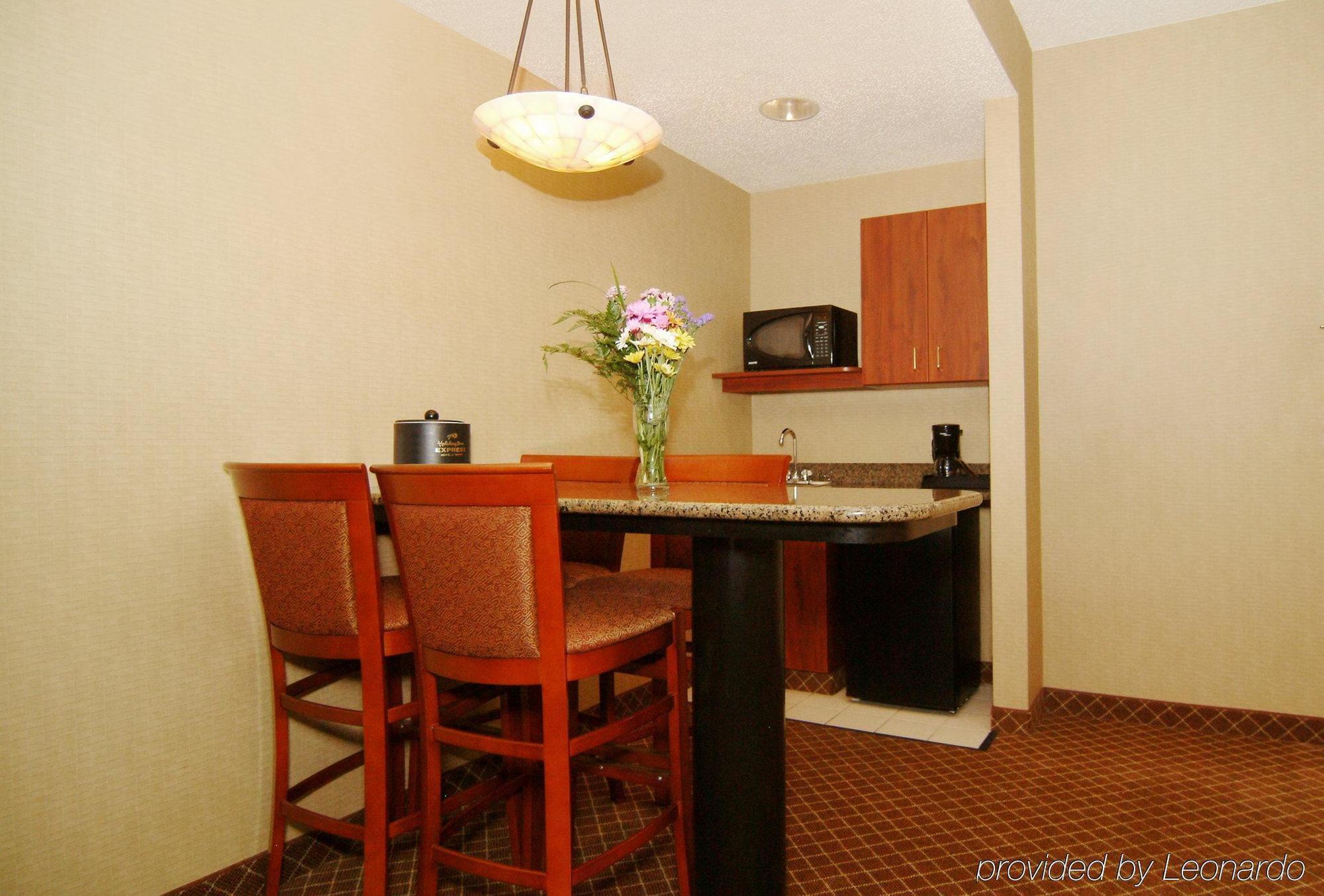 Holiday Inn Express Hotel & Suites Cedar Rapids I-380 At 33Rd Avenue, An Ihg Hotel חדר תמונה